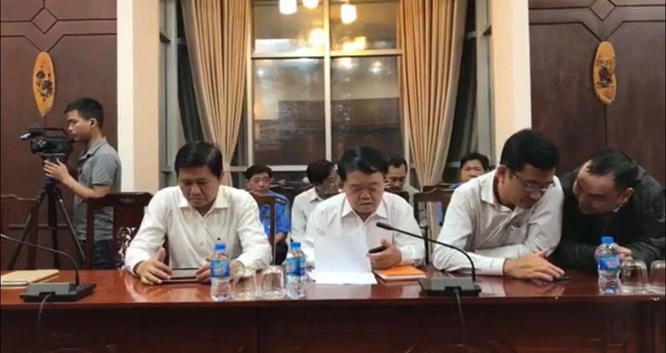 Họp báo khẩn vụ tai nạn kinh hoàng: Sẽ khởi tố vụ án - 1 Các cơ quan chức năng tỉnh Long An báo cáo tình hình vụ việc với đoàn công tác Bộ Giao thông vận tải và Ban An toàn giao thông quốc gia