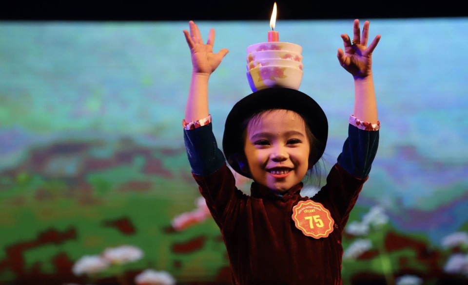 6 gương mặt giành ngôi vị cao nhất của Gương mặt tài năng nhí 2018 - 5 Ở lĩnh vực nhảy - múa, cô bé 7 tuổi Nguyễn Khánh Linh với phần múa bát đã chinh phục ban giám khảo và lên ngôi vị Quán quân 1.