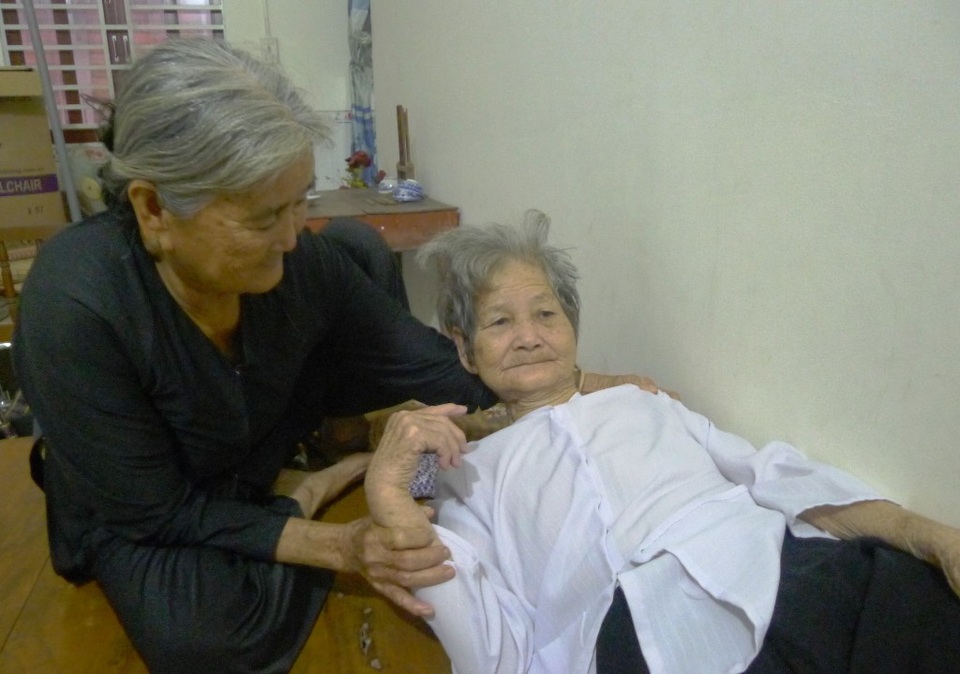 Pôn Pốt sát hại hơn 3.000 dân thường An Giang: Ký ức kinh hoàng của những người sống sót - 3
Nhân chứng sống là cụ bà Hà Thị Nga nay già yếu, cuốc sống và mọi sinh hoạt đều phải dựa vào người em Hà Thị Tám.