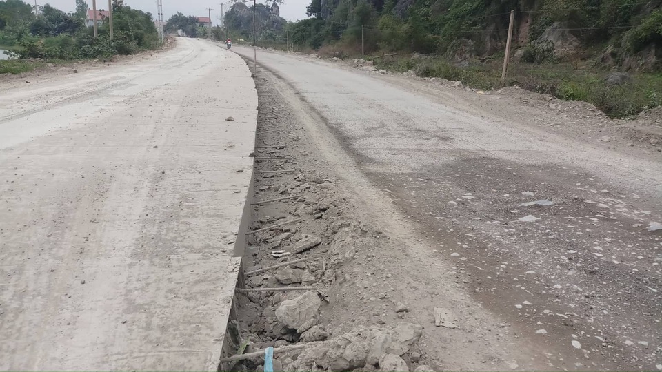 Rợn người với những thanh sắt chĩa ngang dọc đầy đường - 1 Rợn người với những thanh sắt chĩa ngang dọc đầy đường - 1