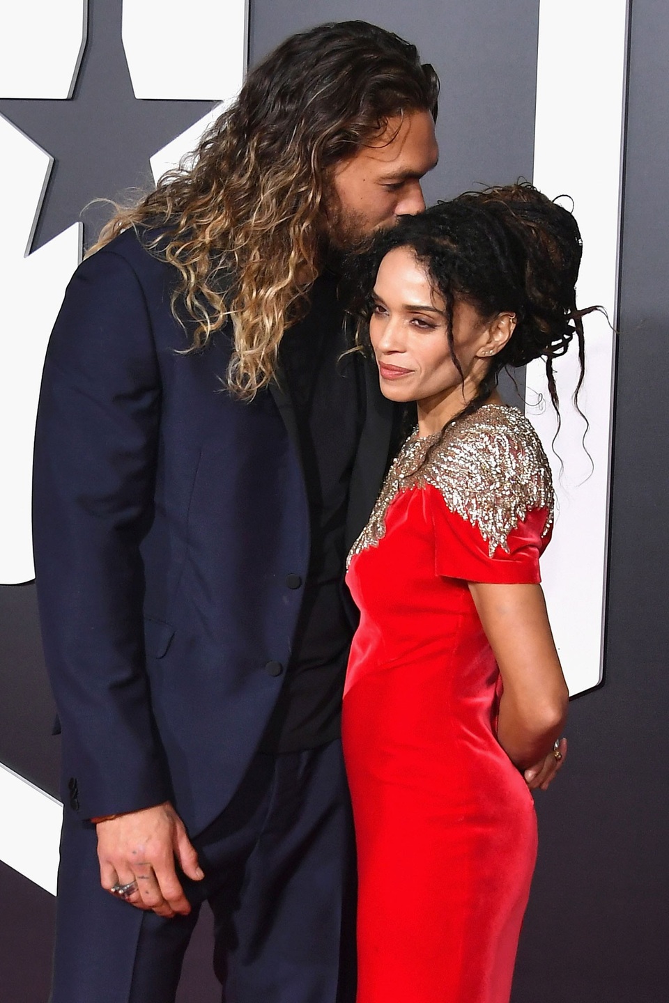 Ngắm thân hình đẹp như tượng của “Aquaman” Jason Momoa - 15
Jason và Lisa chính thức hò hẹn từ năm 2005 và có với nhau 2 mặt con, một gái và một trai. Tới năm 2017, họ quyết định tổ chức hôn lễ. Ở bên nhau càng lâu, Jason càng trân trọng và yêu vợ hơn.