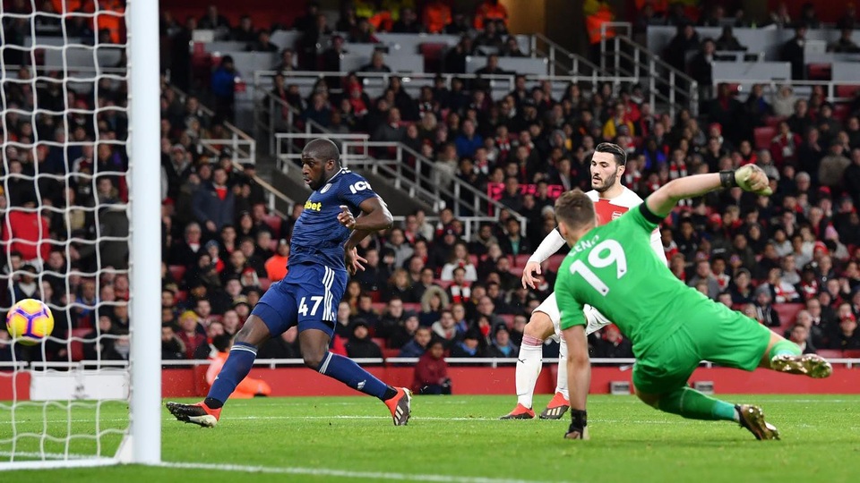 Nhìn lại chiến thắng tưng bừng trong ngày đầu năm của Arsenal - 16
Kamara rút ngắn tỉ số xuống 1-2 cho Fulham sau đường chuyền dọn cỗ của Sessegnon