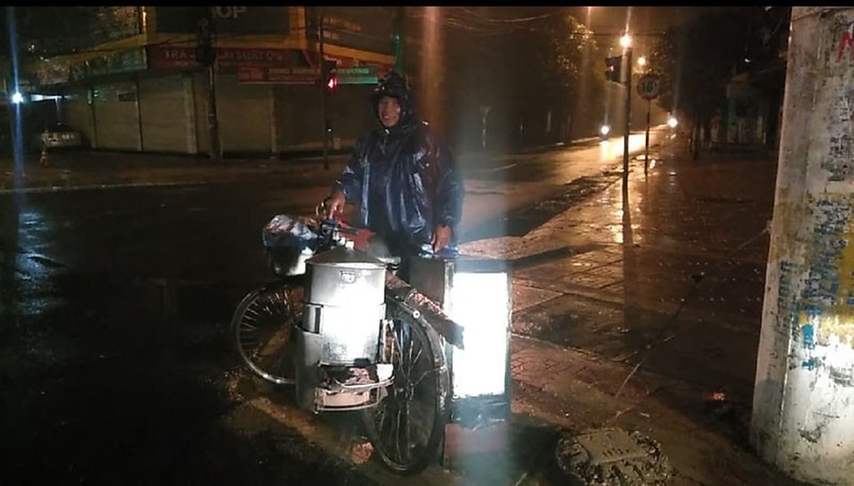 Ông Sỹ đứng đội giá lạnh chờ khách tới mua bánh bao ở một ngã tư ở TP Hà Tĩnh.