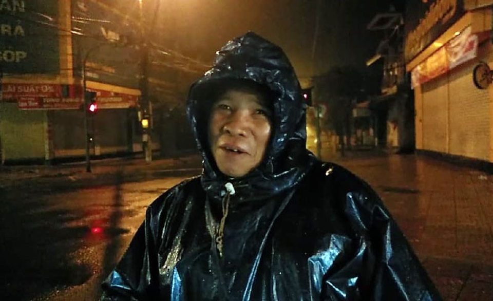 Người đàn ông chất phác thật thà cho biết, mấy hôm nay trời rét bánh bao dễ bán hơn, đêm trước ông bán được hơn 100 cái.