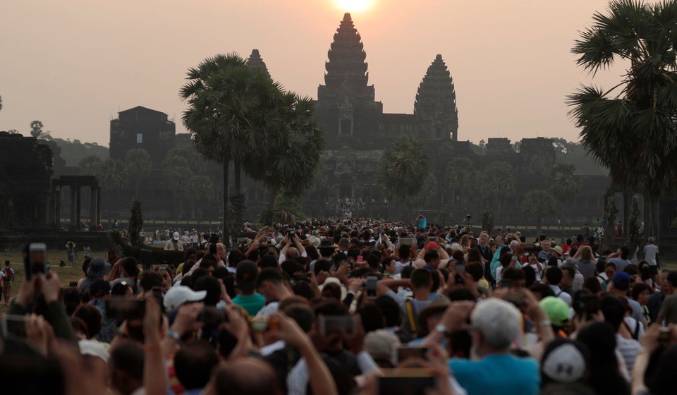 Mặt trái của “làn sóng” du khách Trung Quốc ồ ạt đổ về Campuchia - 1 Quần thể Angkor Wat của Campuchia (Ảnh: AFP)