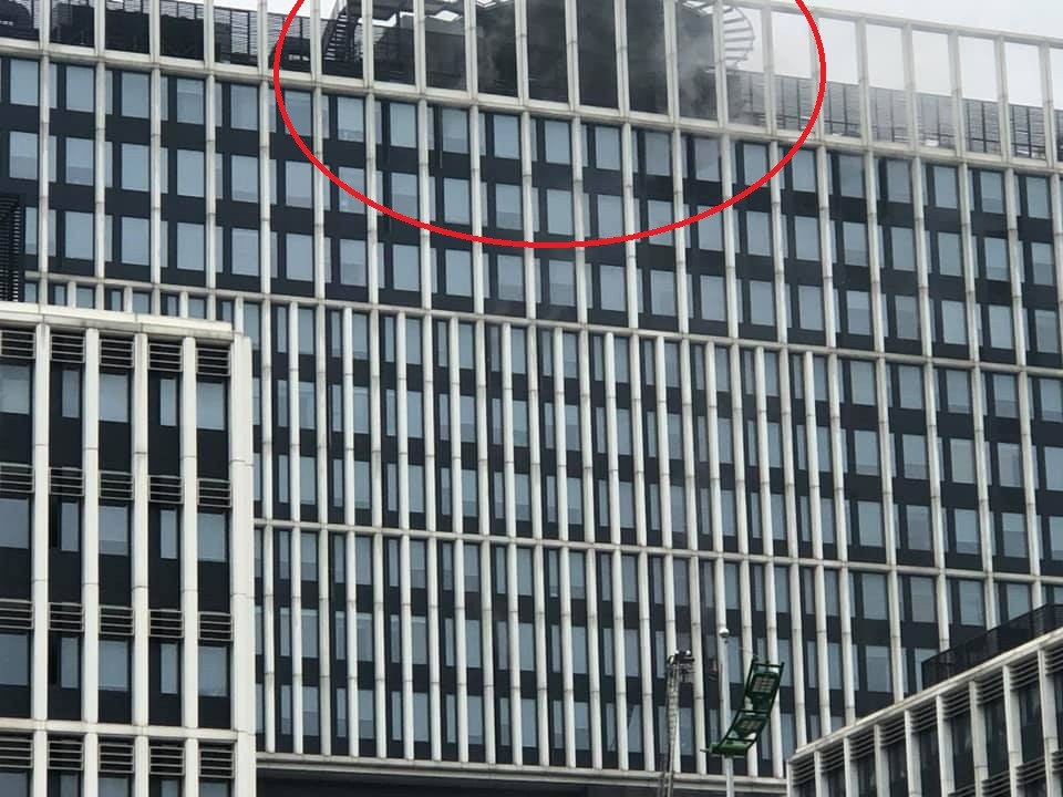 Khói bốc ra từ tâng thượng của trụ sở Bộ Công an.