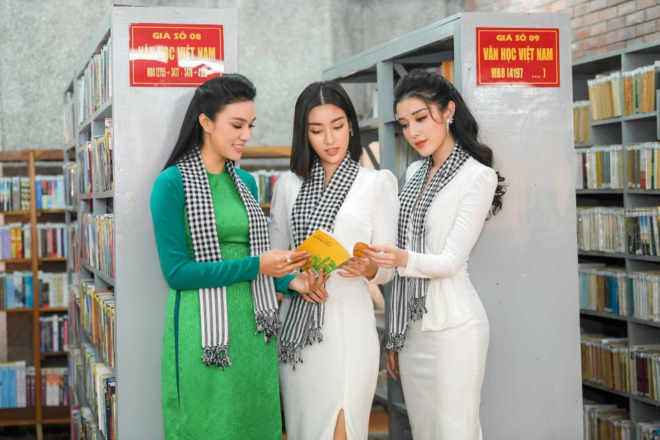 Đỗ Mỹ Linh được các chiến sĩ lục quân "bật mí" nhiều bí mật - 1 Các người đẹp đọ dáng trong thư viện của Học viện Lục quân Đà Lạt.