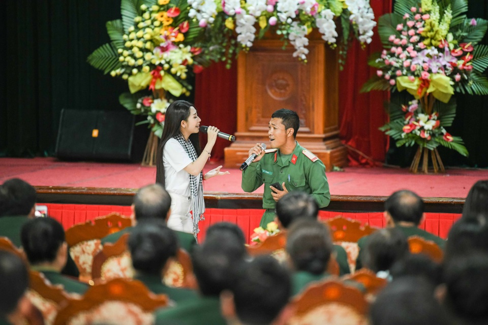 Đỗ Mỹ Linh được các chiến sĩ lục quân "bật mí" nhiều bí mật - 6 Khổng Tú Quỳnh hát giao lưu với các chiến sĩ.