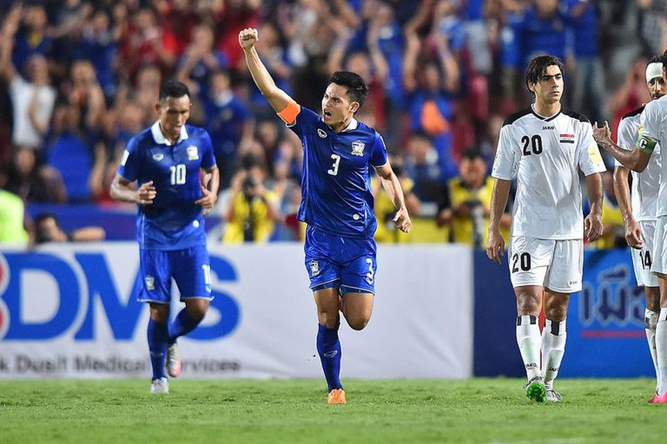 Top 6 hậu vệ đáng chú ý ở Asian Cup 2019: Gọi tên Quế Ngọc Hải - 2
Sau khi chạm trán với nhiều ngôi sao như Andres Iniesta hay Lukas Podolski ở giải Nhật Bản, Theerathon Bunmathan đã tích lũy kinh nghiệm quý báu trước thềm Asian Cup 2019. Cầu thủ 28 tuổi đã có bước tiến đáng kể và hứa hẹn sẽ trở thành nhân tố quan trọng của Thái Lan. Dù vị trí sở trường của Theerathon Bunmathan là hậu vệ trái nhưng anh cũng có thể thi đấu ở nhiều vị trí khác nhau (kể cả tiền vệ trung tâm).