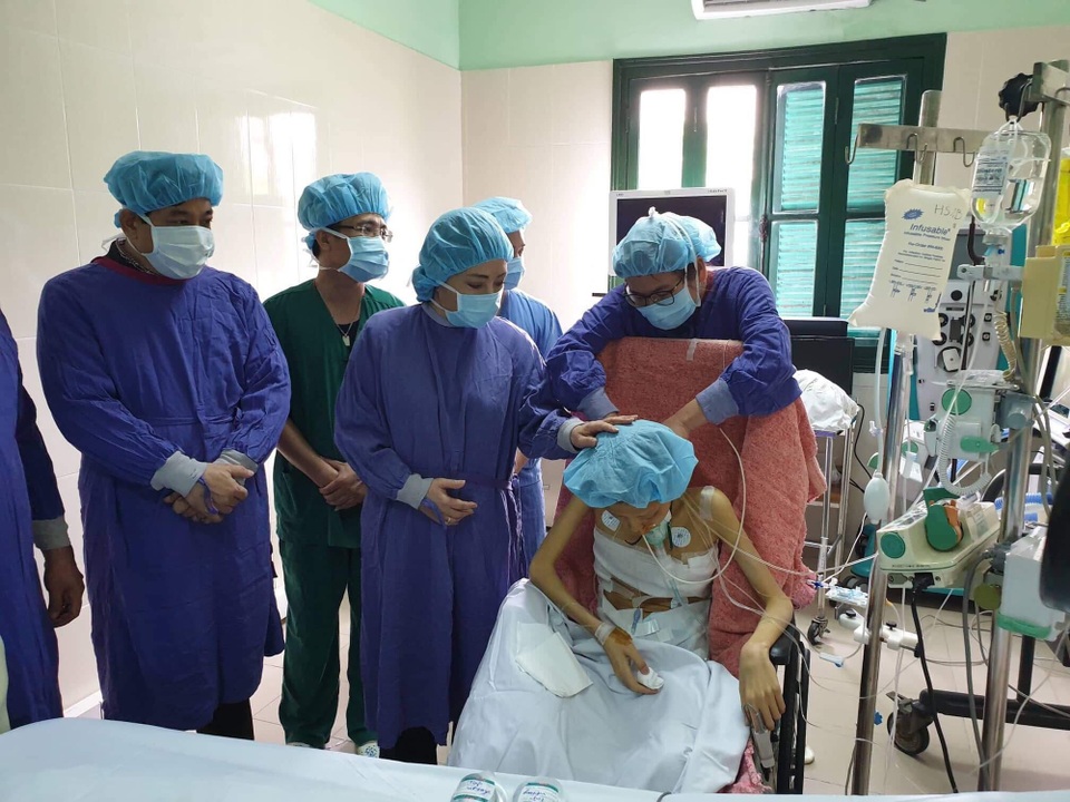 Vợ bệnh nhân hiến 6 tạng thành công: "Tôi cảm thấy chồng mình vẫn còn đâu đó trên cõi đời" - 2
Bộ trưởng Bộ Y tế vào thăm bệnh nhân ghép phổi ở bệnh viện Việt Đức.