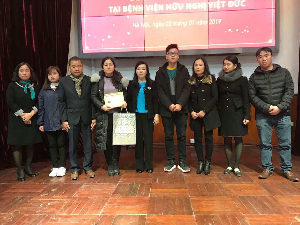 Vợ bệnh nhân hiến 6 tạng thành công: "Tôi cảm thấy chồng mình vẫn còn đâu đó trên cõi đời" - 3 Bộ trưởng Bộ Y tế truy tặng Kỷ niệm chương Vì sức khỏe nhân dân cho anh Dương Hồng Quý.