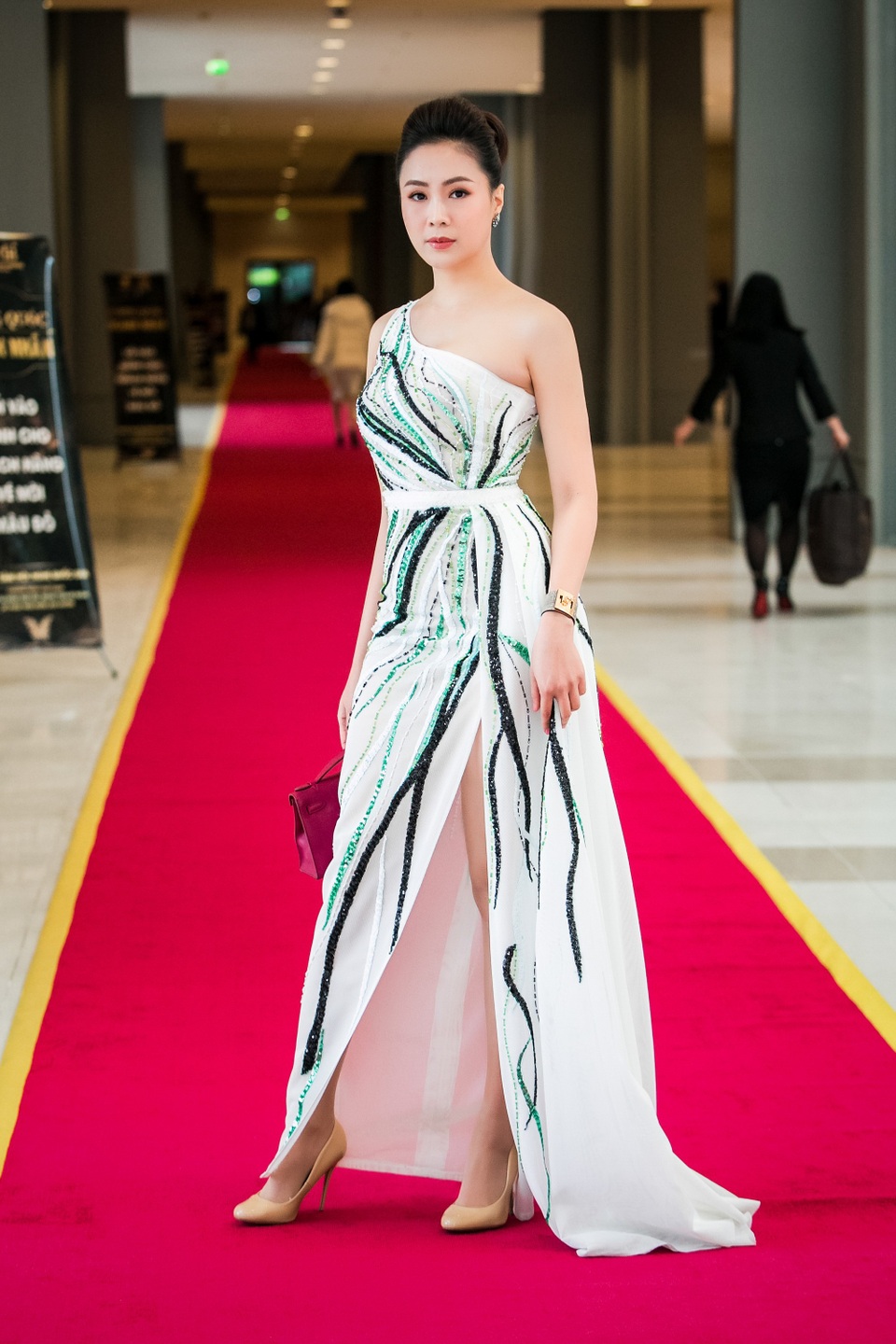 Mới đây, nữ diễn viên Hồng Diễm xuất hiện tại một sự kiện làm đẹp tại Hà Nội. Giữa thời tiết giá lạnh mà Dung của phim Cả một đời ân oán vẫn chọn bộ váy cắt xẻ táo bạo khoe đường cong và làn da trắng nõn.