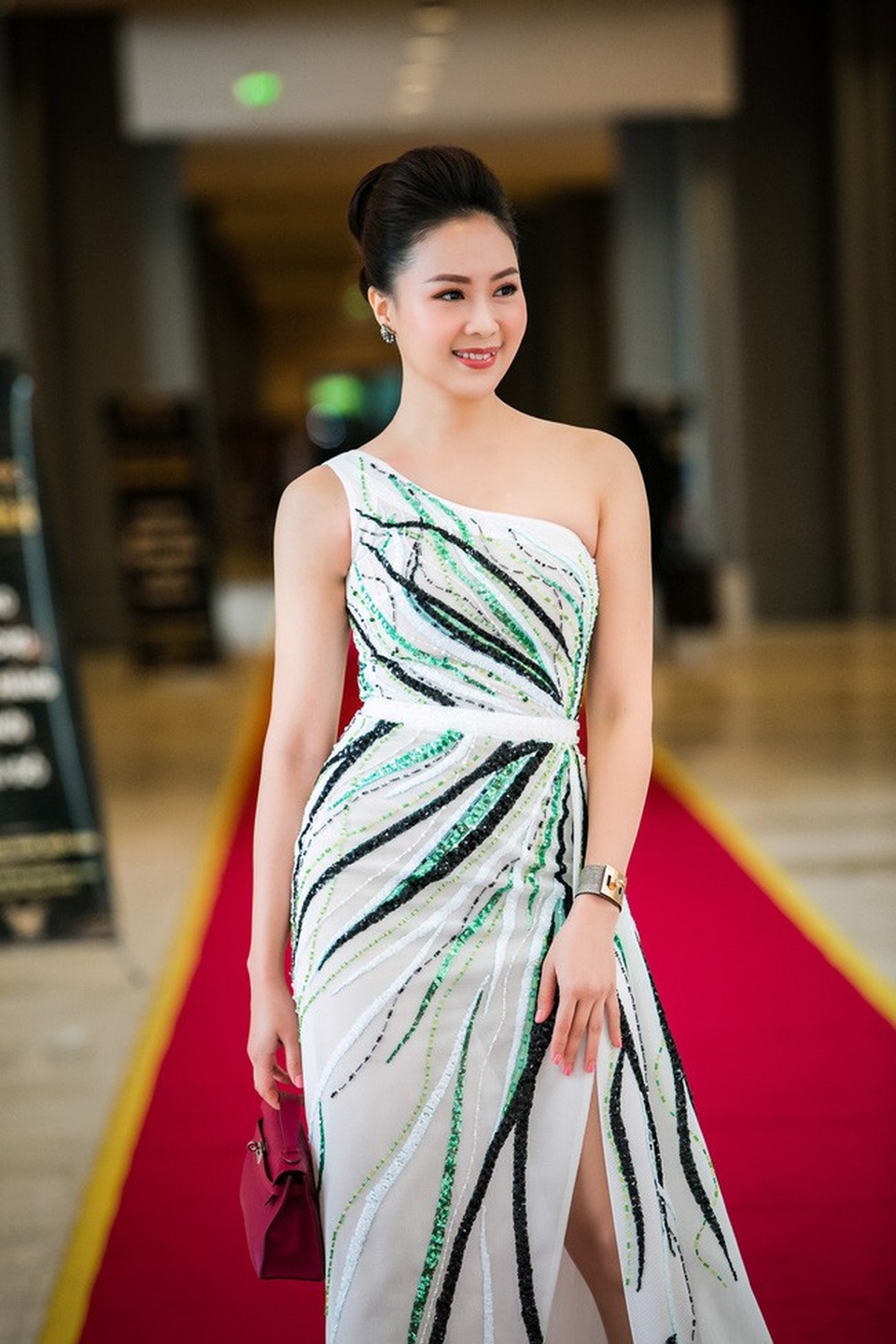 Trước Cả một đời ân oán, Hồng Diễm là gương mặt quen thuộc của màn ảnh phía Bắc với những vai diễn ấn tượng trong phim Cầu vồng tình yêu, Mat-cơ-va mùa thay lá...