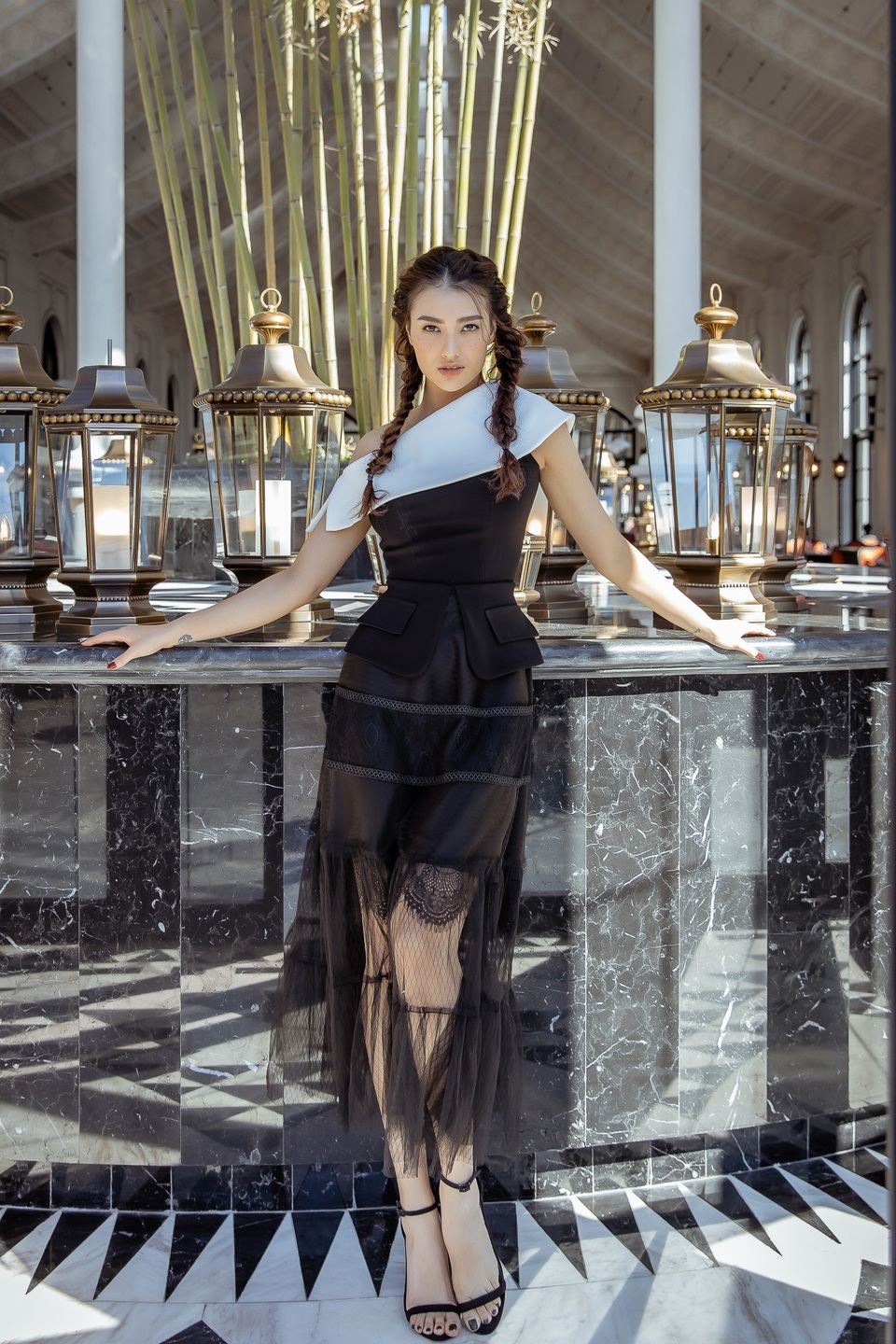 Những bộ trang phục xuyên thấu cũng giúp Hồng Quế để lộ đường cong sexy cùng đôi chân dài trước ống kính.