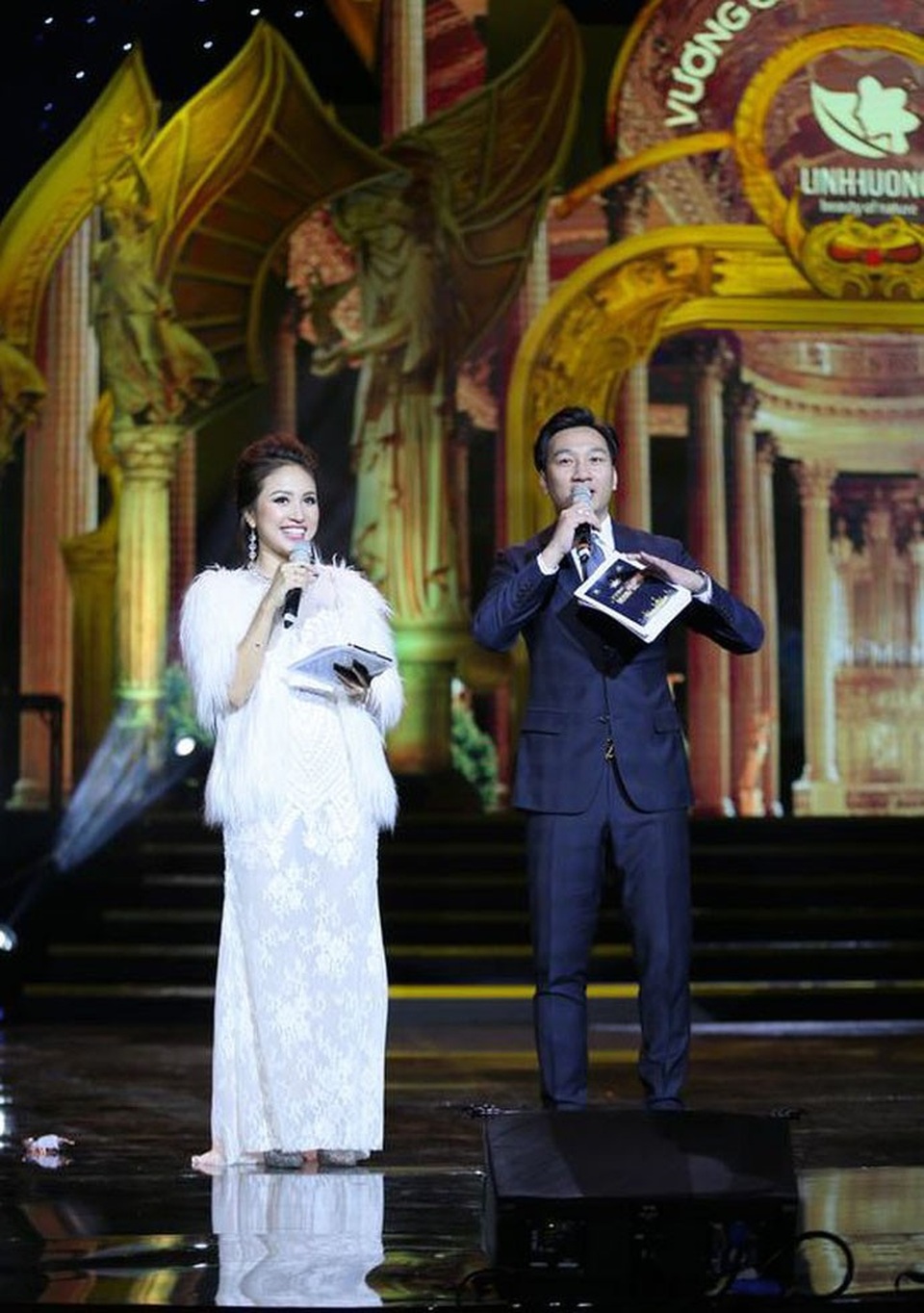 MC Thành Trung, Vân Hugo đảm nhận vai trò MC của sự kiện. Vân Hugo diện bộ đầm trắng xinh đẹp bên Thành Trung.