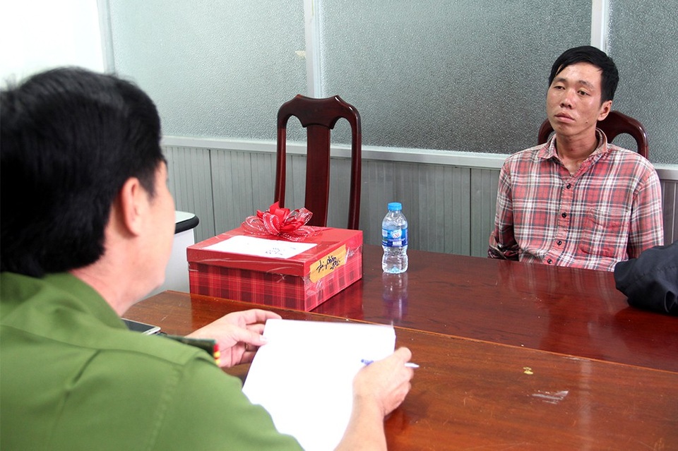 Đỗ Thanh Tấn cùng tang vật tại cơ quan Công an