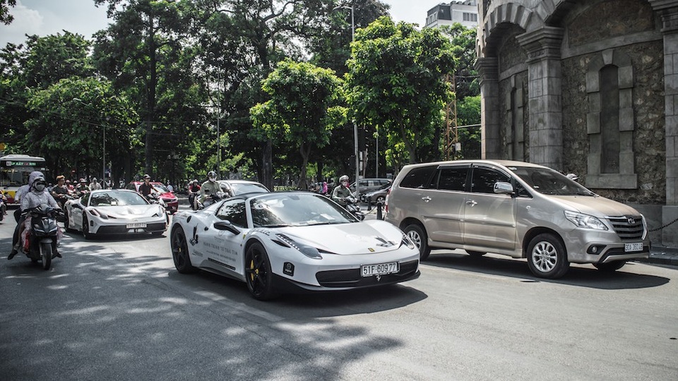 Những đại gia chi triệu đô chơi siêu xe ở Việt Nam - 3
Cặp đôi Ferrari 458 Speciale trên phố Hà Nội trong đoàn siêu xe của ông Đặng Lê Nguyên Vũ