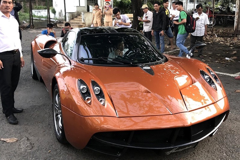 Những đại gia chi triệu đô chơi siêu xe ở Việt Nam - 4
Thần gió Pagani Huayra đưa về nước năm 2016 nhưng chật vật mãi đến 2018 mới ra được biển