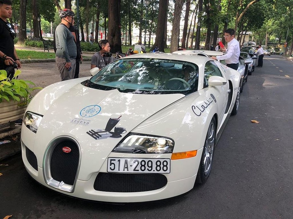 Những đại gia chi triệu đô chơi siêu xe ở Việt Nam - 7 Bugatti Veyron của Minh “Nhựa” được ông Đặng Lê Nguyên Vũ mua và đổi màu ngay trước hành trình xuyên Việt