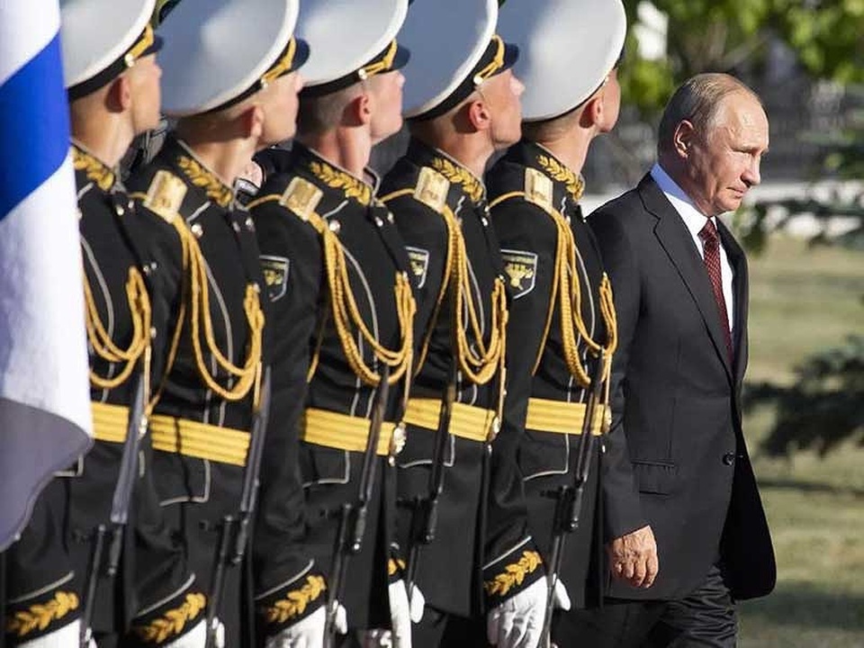 
Ông Putin tập trung đầu tư cho quân đội mặc dù nền kinh tế Nga đang khó khăn. Ảnh: AP
