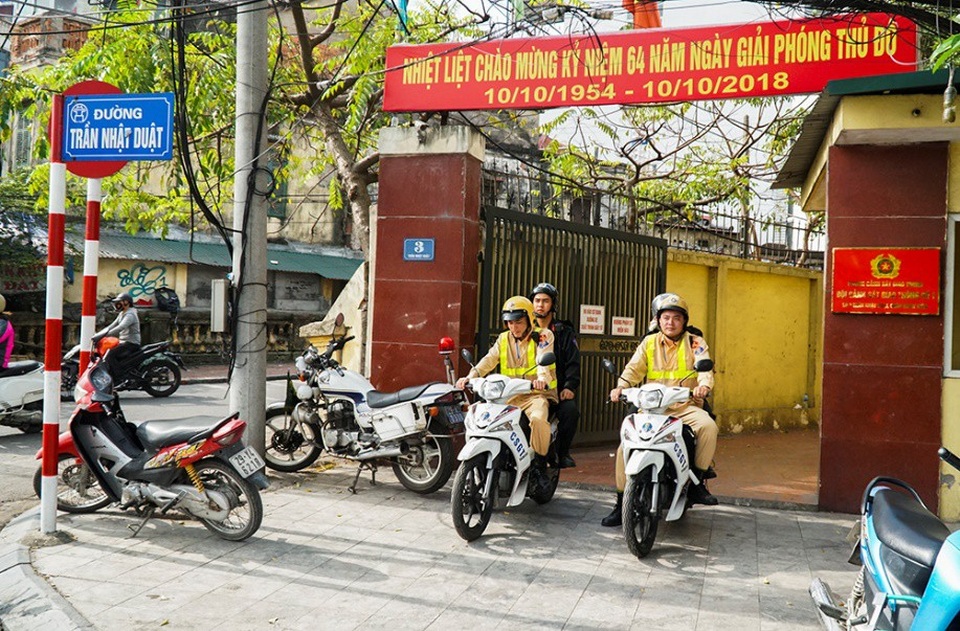 Theo chân tổ cảnh sát đặc biệt tuần tra trên đường phố Hà Nội - 1 
Bốn chiến sỹ, trong đó có 2 cảnh sát giao thông và 2 cảnh sát cơ động, xuất phát tuần tra trên các tuyến phố Hà Nội để kiểm soát, phát hiện, xử lý những trường hợp vi phạm. Đây là một trong 24 tổ công tác đặc biệt mới được Phòng Cảnh sát giao thông - Công an Hà Nội phối hợp với Trung đoàn cảnh sát cơ động Thủ đô thành lập, bắt đầu triển khai hoạt động từ hôm 21/12.