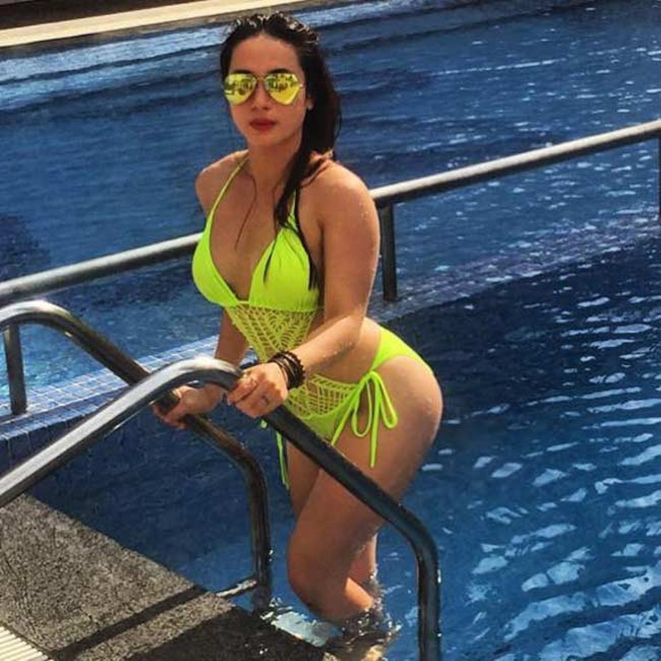 Nhiều cô gái Việt có mặt xinh búp bê nhưng cơ bắp khiến đàn ông "run rẩy" - 12
Theo chia sẻ, cô thường lên lịch tập như sau: Ngày thứ 2 tập mông đùi, ngày thứ 3 tập lưng xô, ngày thứ 4 tập tay vai, ngày thứ 5 tập cardio (các bài tập tăng nhịp tim), tới thứ 6 sẽ quay lại từ đầu.