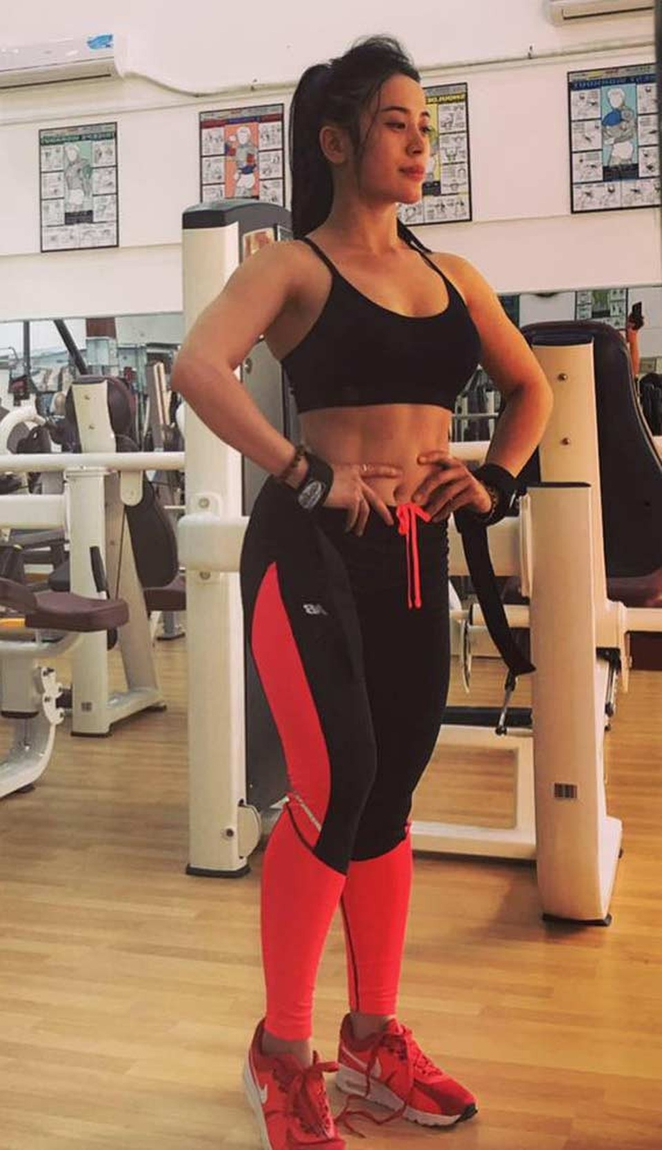 Nhiều cô gái Việt có mặt xinh búp bê nhưng cơ bắp khiến đàn ông "run rẩy" - 14
Sở hữu cơ thể khá cơ bắp cô khiến nhiều người kể cả cánh mày râu khá ngại ngùng.