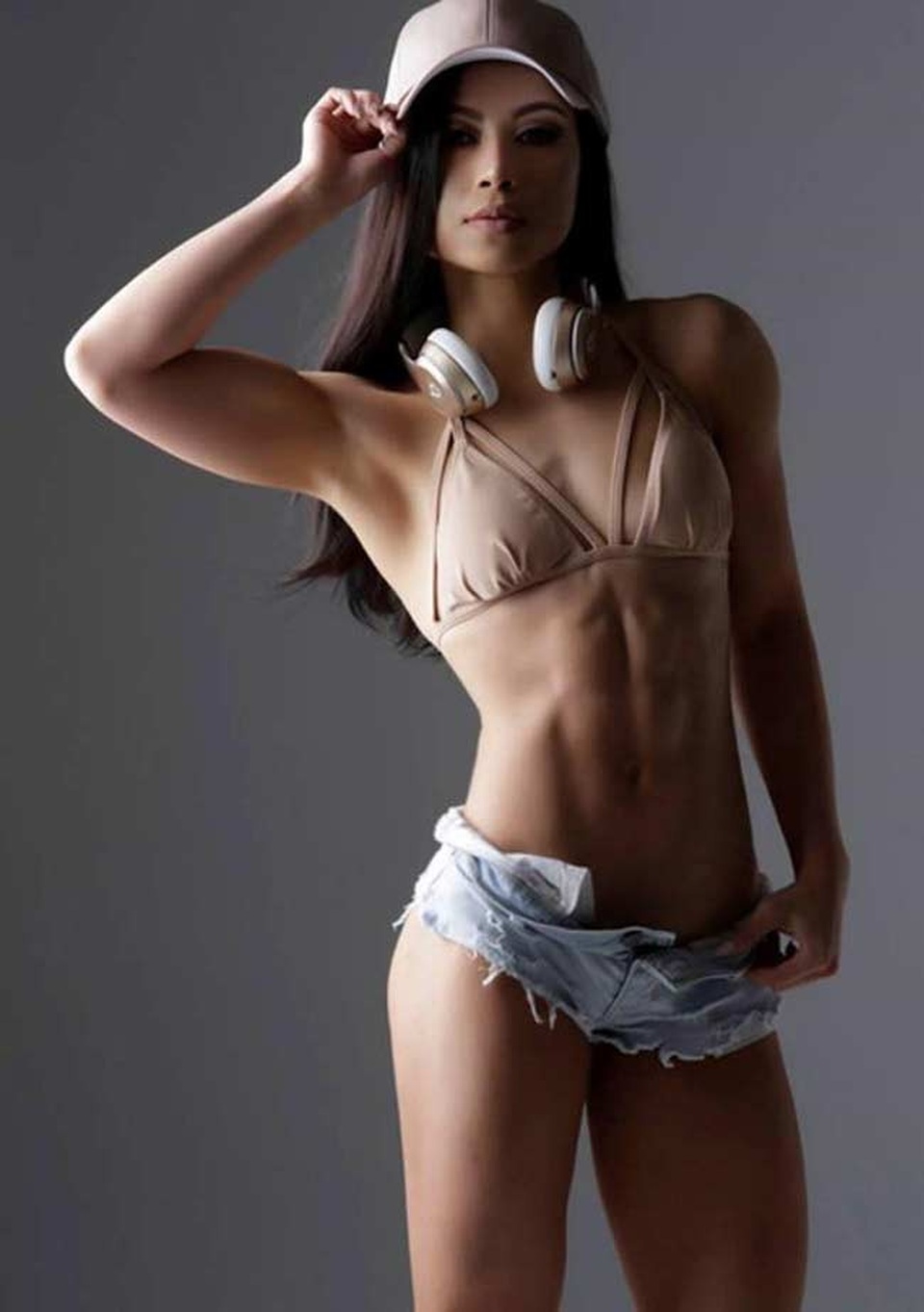 Nhiều cô gái Việt có mặt xinh búp bê nhưng cơ bắp khiến đàn ông "run rẩy" - 18
Tula Nguyễn tên thật là Nguyễn Thị Như Thanh (sinh năm 1996, du học sinh Mỹ) từng ám ảnh với thân hình nhiều mỡ thừa. Sau 3 năm tập luyện, 9X sở hữu vóc dáng quyến rũ, rắn chắc.