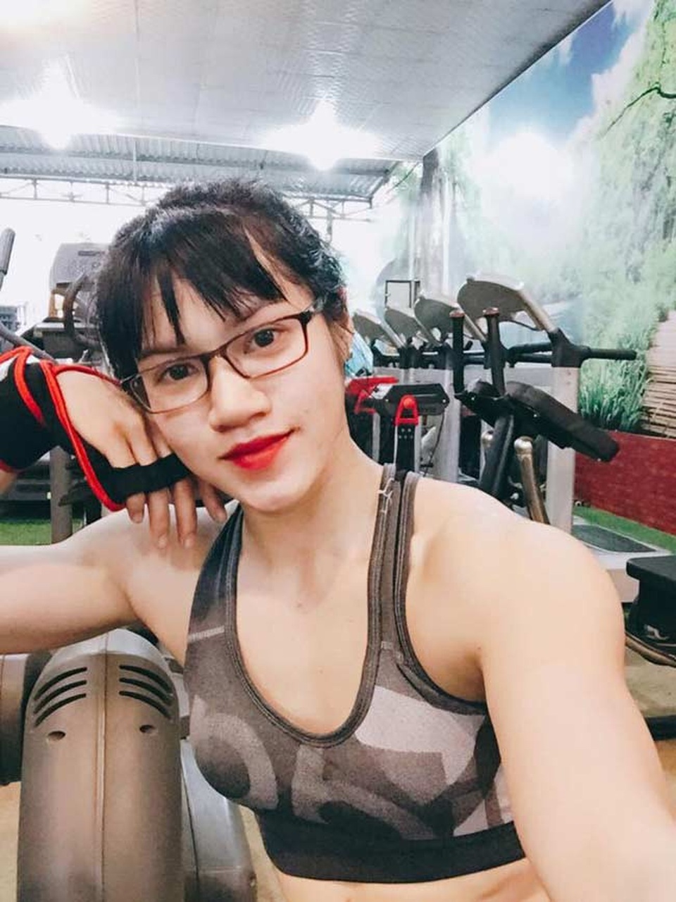 Nhiều cô gái Việt có mặt xinh búp bê nhưng cơ bắp khiến đàn ông "run rẩy" - 19
Trần Thị Ny (sinh năm 1999) trở nên hot và nổi như cồn trên mạng xã hội khi sở hữu gương mặt búp bê nhưng thân hình lực lưỡng.