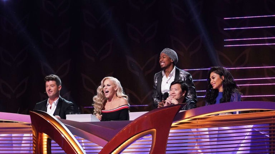“The Masked Singer” phiên bản Mỹ hứa hẹn nhiều màn trình diễn mãn nhãn - 2 Các giám khảo của chương trình (từ trái qua): Robin Thicke, Jenny McCarthy, host Nick Cannon, Ken Jeong và Nicole Scherzinger.