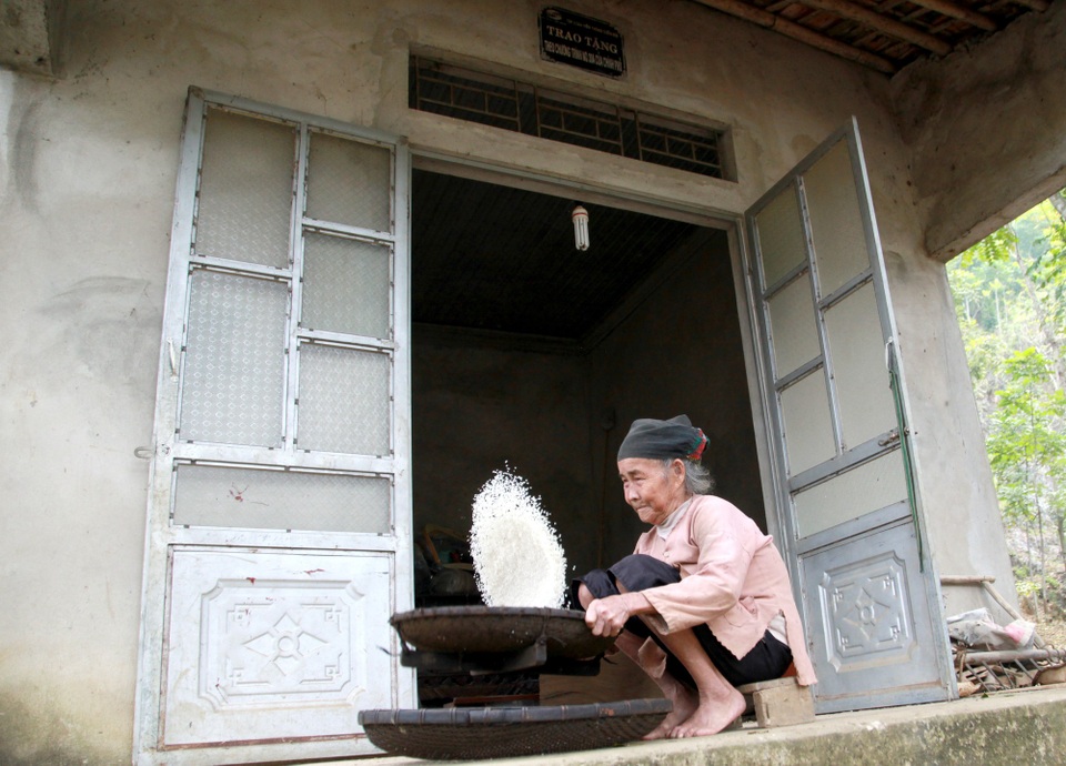 Phía sau chuyện thoát nghèo nhờ được tặng bò giống - 2 
Cụ Bùi Thị Chớng (76 tuổi) cảm nhận sự thay đổi của cuộc sống khi được ở một căn nhà kiên cố.