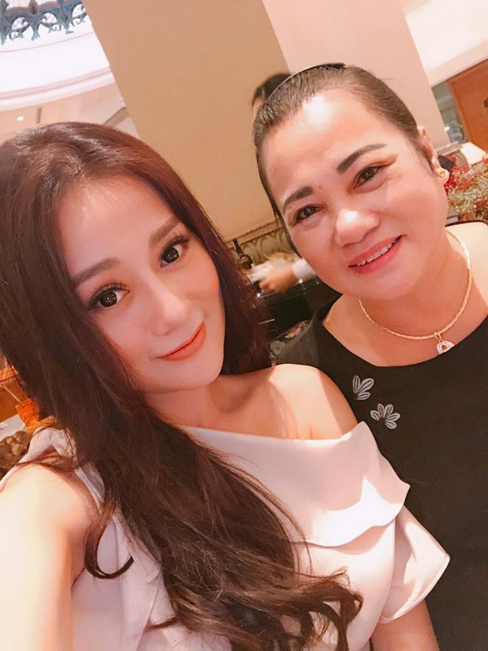 Cận cảnh nhan sắc những mỹ nhân Việt công khai “dao kéo” trong năm qua - 16 Phương Oanh khiến khán giả thích thú khi chia sẻ đoạn hội thoại giữa cô và mẹ ruột về việc cô dao kéo. Mẹ ruột Phương Oanh không khó chịu khi con gái thẩm mỹ. Trái lại, bà hài lòng với kết của của cuộc phẫu thuật: Xinh quá con ạ, mẹ chưa thấy ai xinh như con luôn đấy. Nhìn con như lúc trước, nhưng xinh hơn. Bà khuyên cô: Con đừng bận tâm những lời nhận xét vớ vẩn trên mạng.