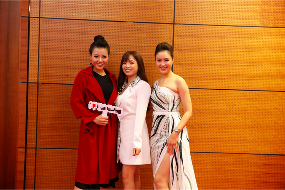 Dù ăn vận kín đáo song Thanh Hương vẫn vô cùng nổi bật giữa các chân dài. Từ trái sang: Thanh Hương, Linh Hương và Hồng Diễm.