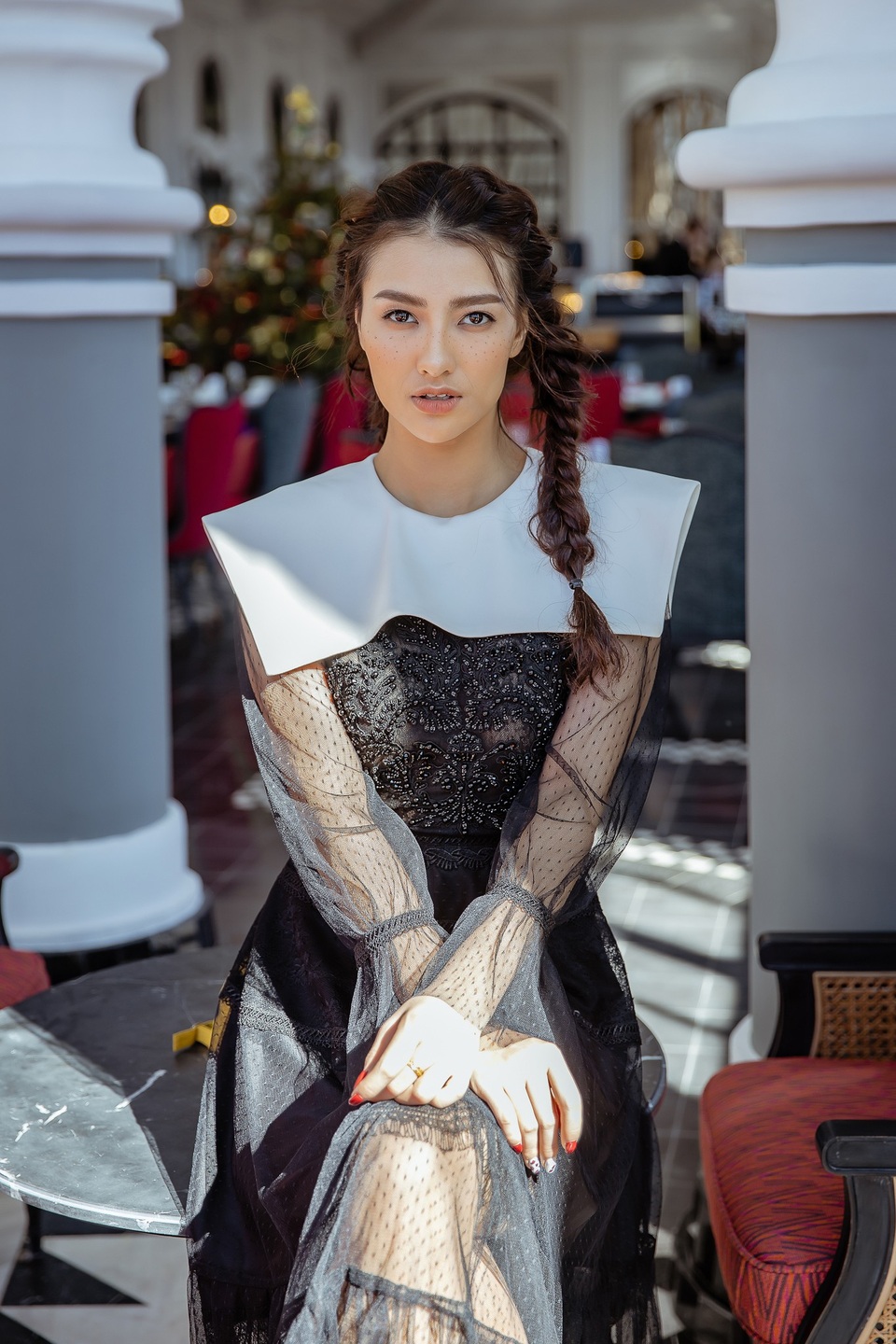 Hồng Quế khoe vẻ trẻ trung, gợi cảm. Với gương mặt được trang điểm nhẹ, tóc thắt bím hai bên ngây thơ, chẳng ai nghĩ cô đã là gái một con.