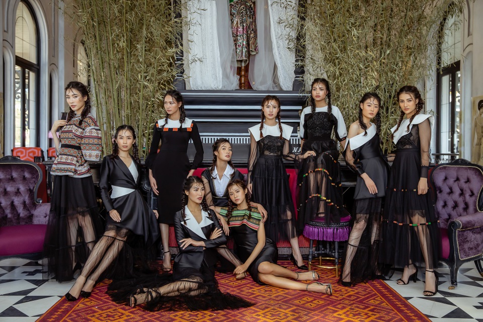 Hàng loạt chân dài khác cũng có mặt. Hà Duy vốn là người con sinh ra và lớn lên ở vùng núi Tây Bắc nên anh rất hiểu về cuộc sống cũng như phong tụ tập quán của bà con vùng cao. Anh cho biết, tạo hình trong bộ ảnh lần này của Hồng Quế và Mai Giang thể hiện sự mặn mà của 2 người phụ nữ đã có con, gần gũi với hình ảnh những cô gái dân tộc lấy chồng và sinh con sớm. Ở họ toát lên vẻ đẹp từ hình thức cho đến nội tâm. 