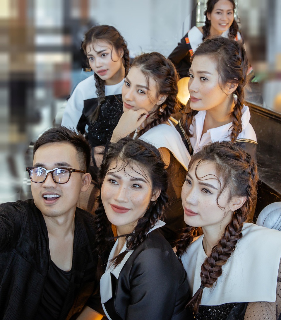 Cùng xuất hiện trong bộ ảnh với Hồng Quế tại Sapa là NTK Hà Duy - Quán quân Cặp đôi hoàn hảo, người mẫu Mai Giang Next Top và hàng loạt chân dài... Hà Duy là bạn thân lâu năm của Hồng Quế. Anh khen hình ảnh mới của “gái một con” đầy trong trẻo, xinh đẹp, toát lên vẻ thuần khiết.