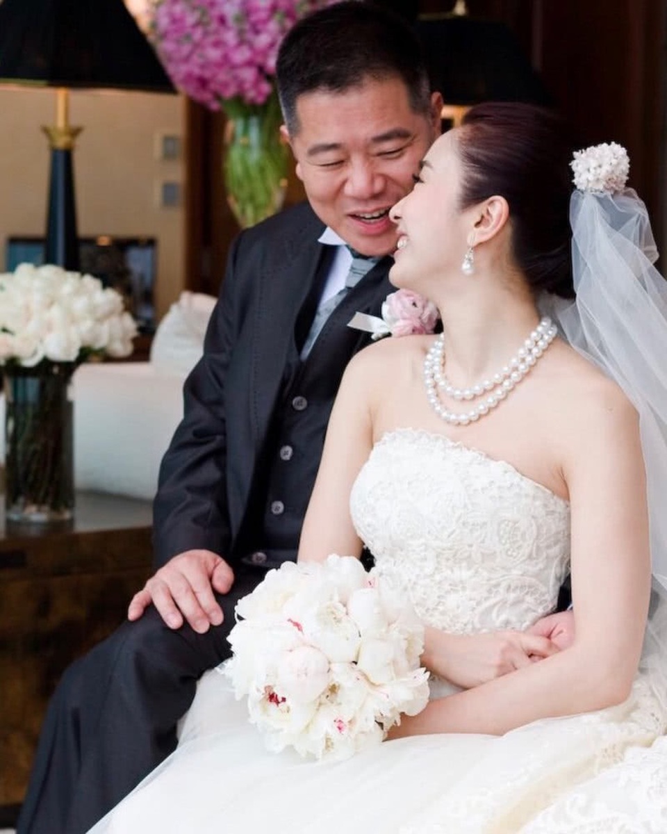 Cuộc sống viên mãn của hoa đán Lê Tư bên “ông xã” tật nguyền - 1
Lê Tư là một trong những ngôi sao xinh đẹp, giàu có, nổi tiếng và hạnh phúc nhất làng giải trí xứ hương cảng. Năm 2008, cô quyết định chia tay sự nghiệp diễn viên để trở thành vợ của một doanh nhân tàn tật rồi lần lượt sinh con cho ông. Sau 10 năm chung sống, cặp đôi vẫn hạnh phúc như ngày đầu.