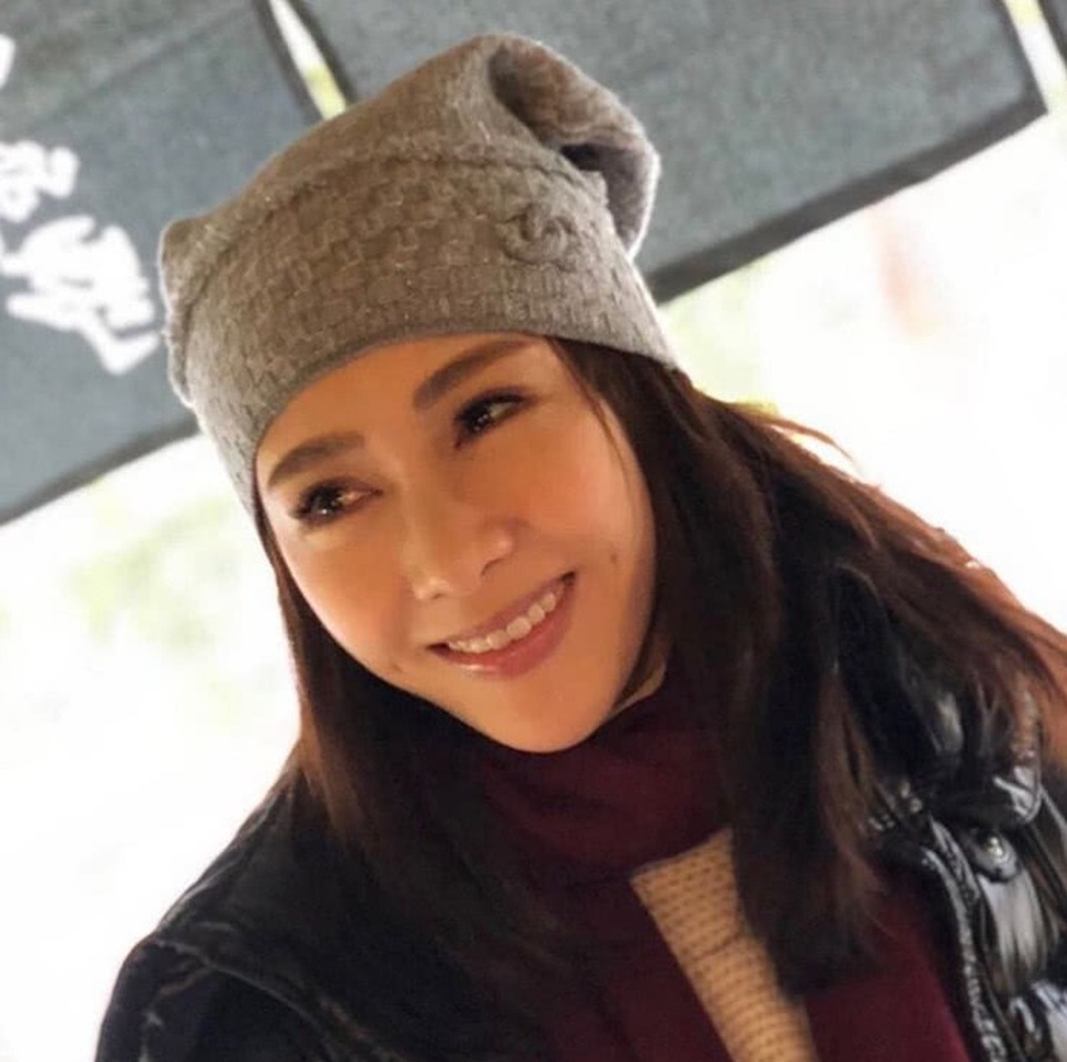 Cuộc sống viên mãn của hoa đán Lê Tư bên “ông xã” tật nguyền - 7
Được biết, công ty kinh doanh dịch vụ làm đẹp của Lê Tư đã gia nhập thị trường chứng khoán. Công ty là tâm huyết của em trai Lê Tư. Anh bị tai nạn giao thông và phải ngồi xe lăn vĩnh viễn. Chính vì vậy, Lê Tư đã quyết định từ bỏ hoạt động trong làng giải trí để tiếp tục phát triển chuỗi spa của em trai. Công ty của hai chị em cô ngày càng thịnh vượng.