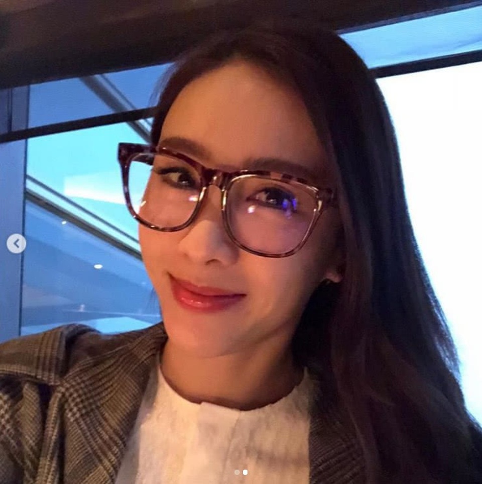 Cuộc sống viên mãn của hoa đán Lê Tư bên “ông xã” tật nguyền - 5
Lê Tư sinh trưởng trong một gia đình giàu truyền thống nghệ thuật. Cô là cháu gái của một trong những nhà làm phim tiên phong của Hồng Kong. Với vẻ ngoài xinh đẹp cùng năng khiếu nghệ thuật trong nhiều lĩnh vực như chơi đàn, múa, hát và diễn xuất, Lê Tư nhanh chóng trở thành một trong những nữ diễn viên nổi tiếng nhất Hồng Kong trong thập niên 90 của thế kỷ trước.