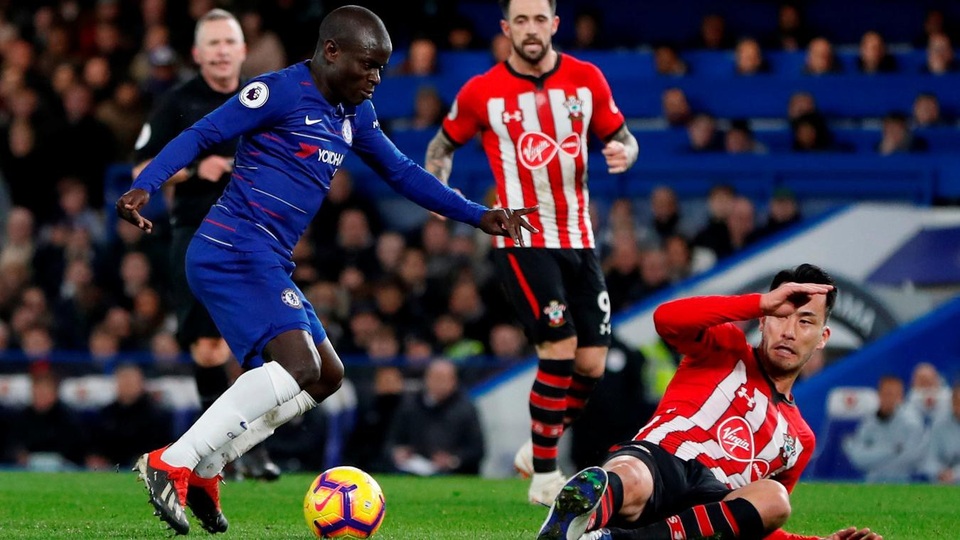 
Pha tranh bóng giữa Yoshida (phải) và Kante (trái)
