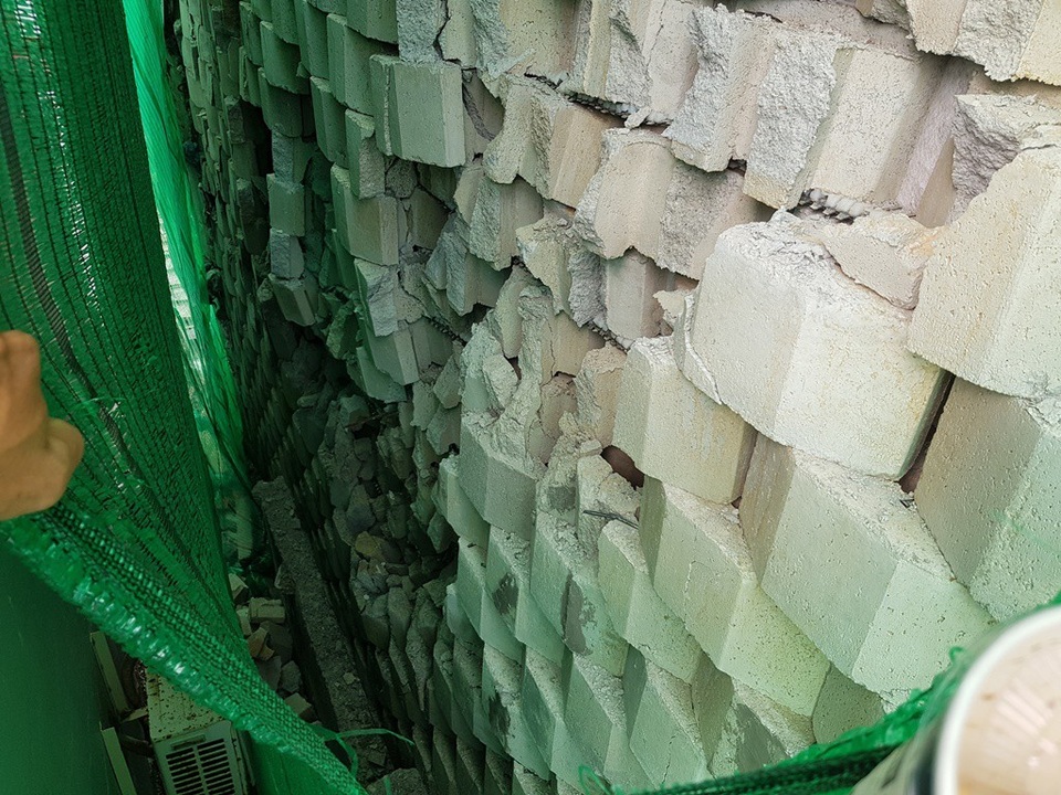 Đá trên “bức tường khủng” bị rơi hàng loạt, người dân chạy tán loạn - 1 \