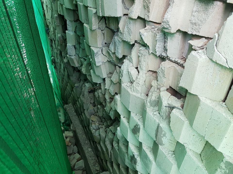 Đá trên “bức tường khủng” bị rơi hàng loạt, người dân chạy tán loạn - 2 Đá trên “bức tường khủng” bị rơi hàng loạt, người dân chạy tán loạn - 2
