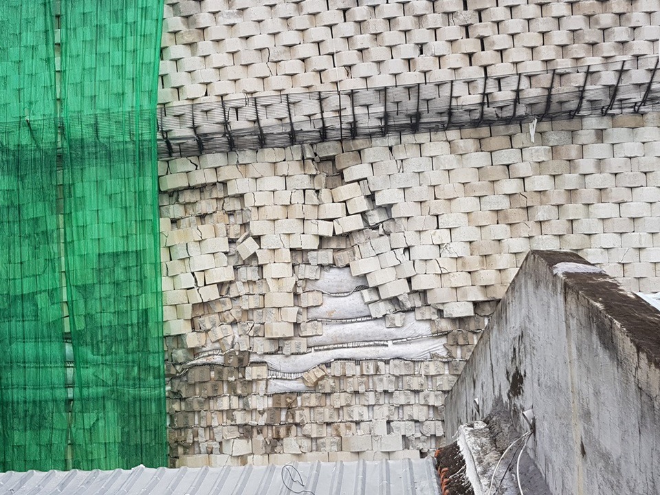 Đá trên “bức tường khủng” bị rơi hàng loạt, người dân chạy tán loạn - 4 Đá trên “bức tường khủng” bị rơi hàng loạt, người dân chạy tán loạn - 4