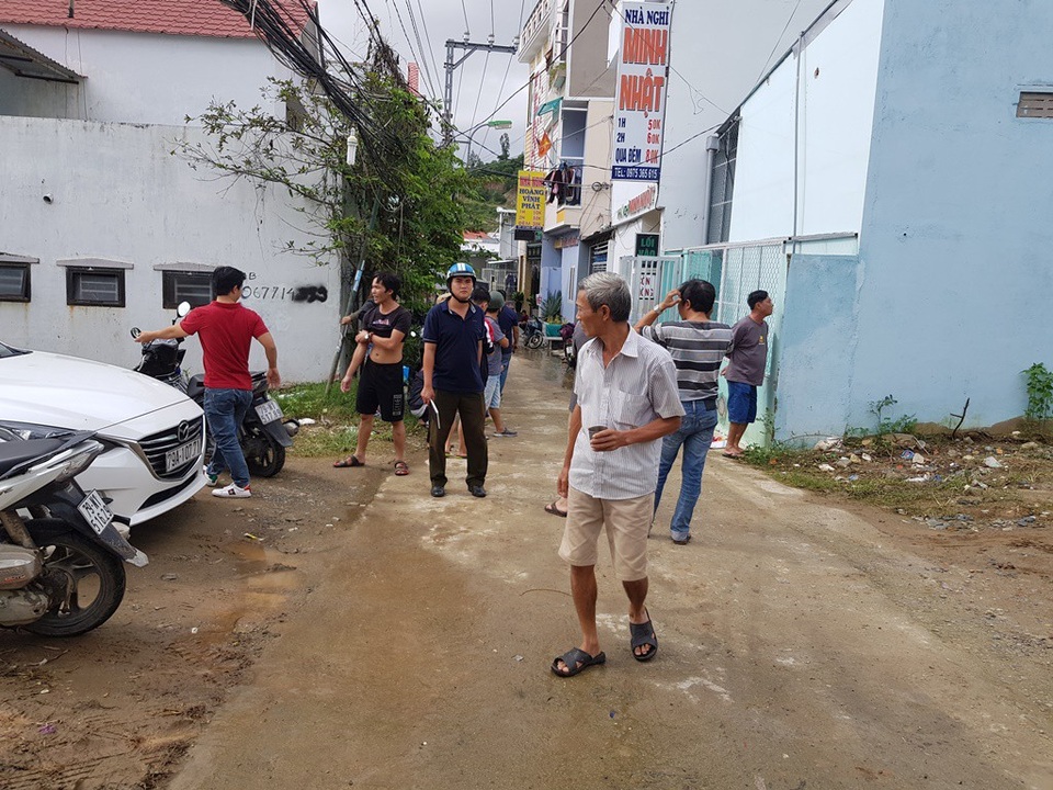 Đá trên “bức tường khủng” bị rơi hàng loạt, người dân chạy tán loạn - 6 Người dân sống dưới khu dân cư chạy ra đường, náo loạn
