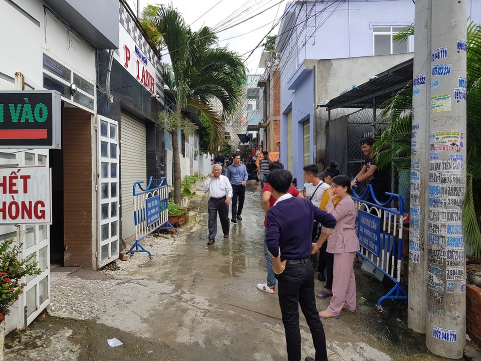 Đá trên “bức tường khủng” bị rơi hàng loạt, người dân chạy tán loạn - 7 Ông Lê Văn Dẽ (áo trắng), Giám đốc Sở Xây dựng tỉnh Khánh Hòa đã nhanh chóng đến hiện trường yêu cầu sơ tán toàn bộ hộ dân
