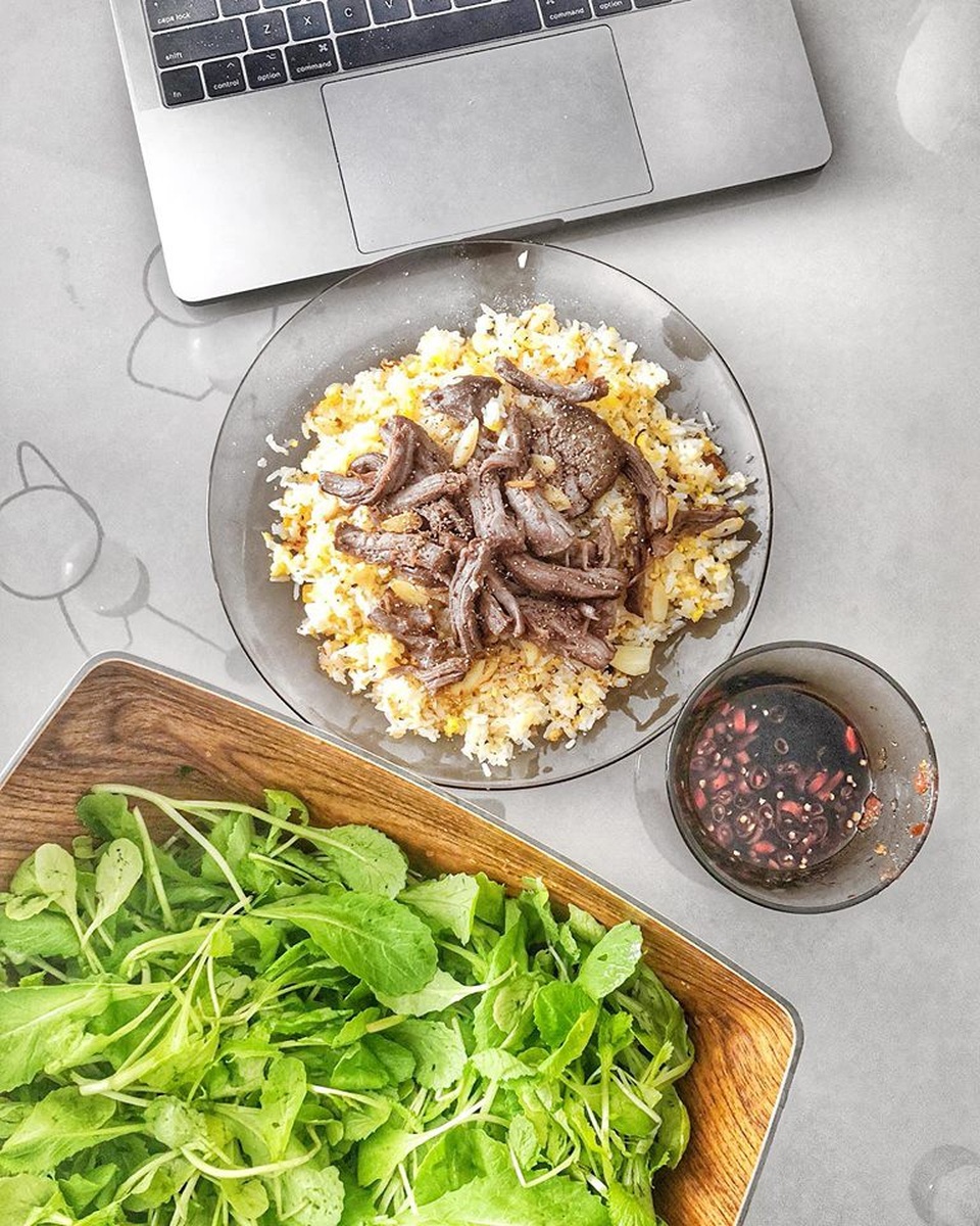 Cuộc sống với biệt thự đồ sộ, dinh cơ hoành tráng của Lan Khuê và ông xã đại gia - 5 Cơm chiên tỏi bò Wagyu ăn kèm rau cải sống.