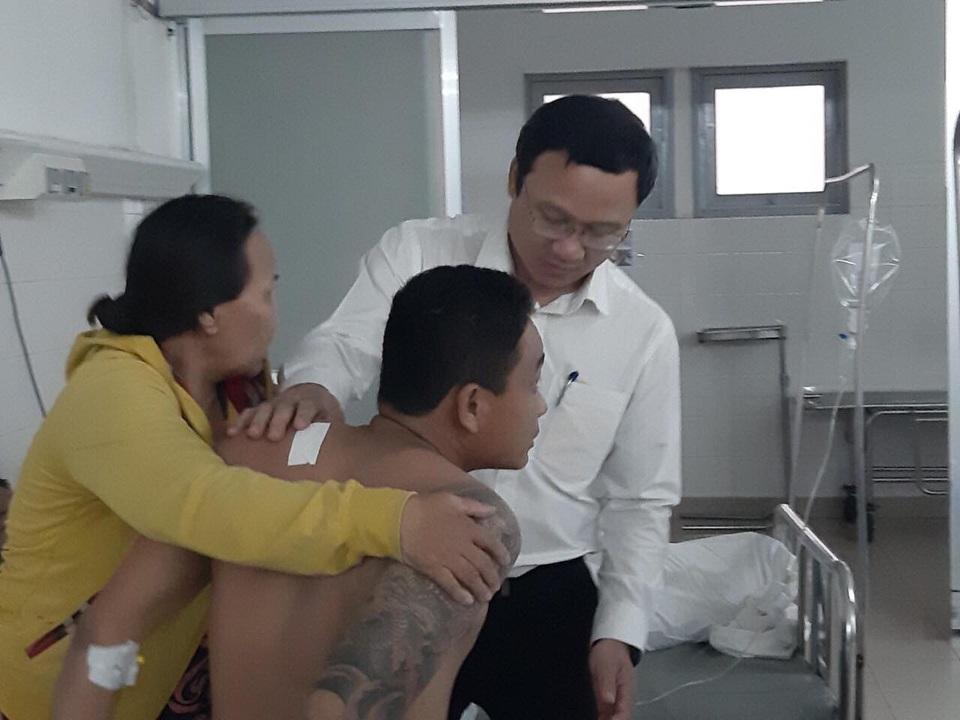 Vụ tai nạn kinh hoàng: Một phụ nữ mang thai thoát chết thần kỳ - 1
Các nạn nhân đang được cứu chữa tại Bệnh viện đa khoa Long An