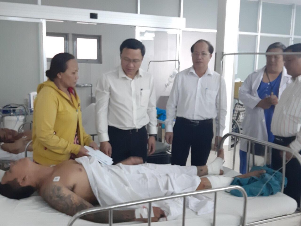Vụ tai nạn kinh hoàng: Tài xế container dương tính với heroin - 4
Ông Khuất Việt Hùng - Phó Chủ tịch Chuyên trách Ủy ban ATGT Quốc gia, đến thăm hỏi 4 nạn nhân đang điều trị tại BV Đa khoa Long An
