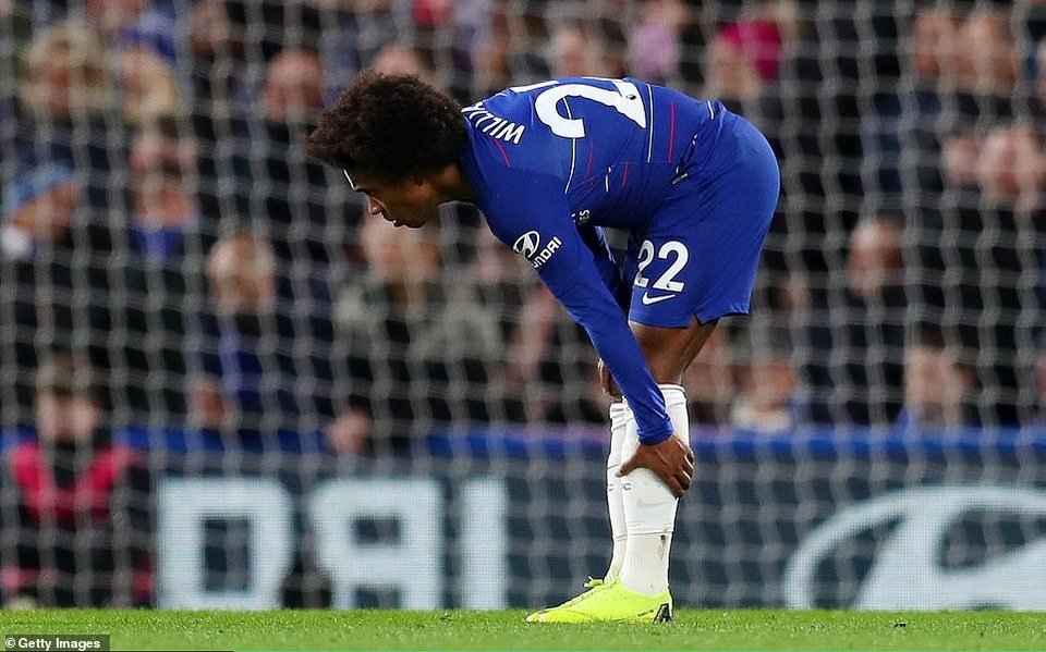 
Willian dính chấn thương rời sân sớm
