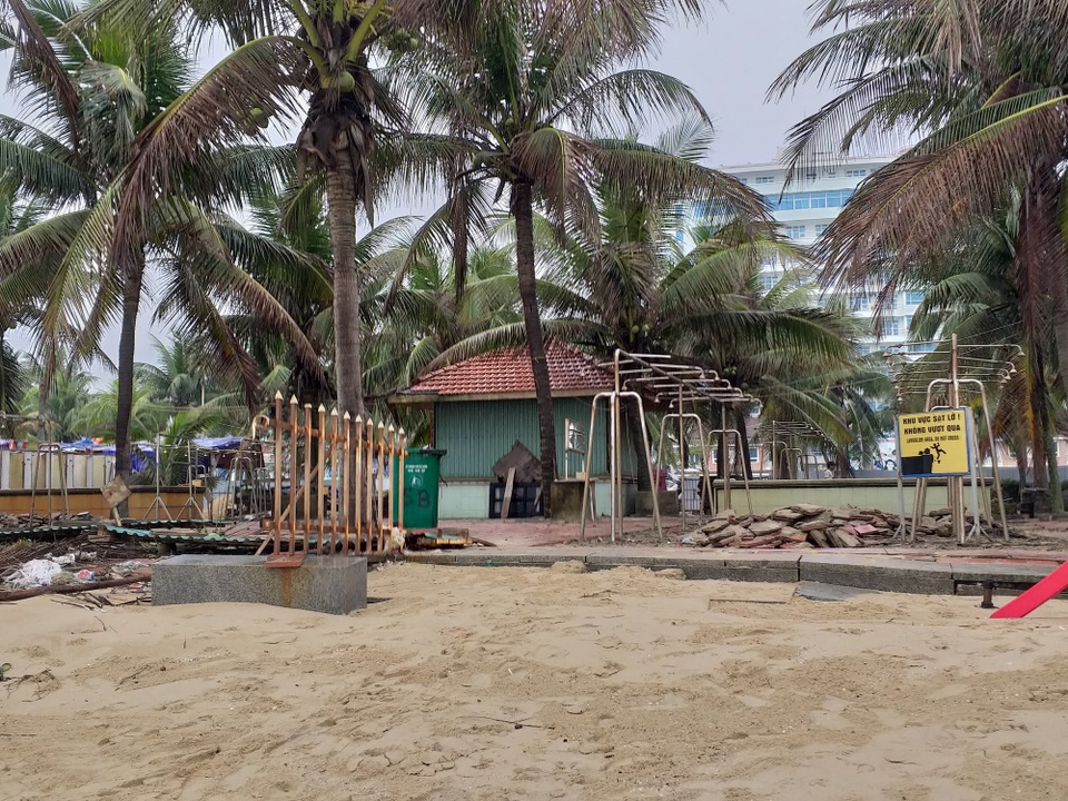 Bờ biển Đà Nẵng sạt lở nghiêm trọng - 3 Bờ biển Đà Nẵng sạt lở nghiêm trọng - 3